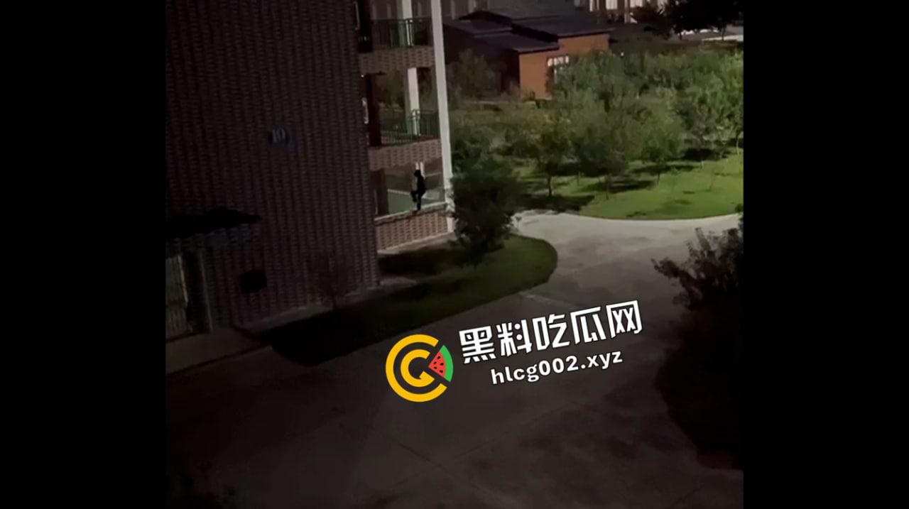 男子半夜潜入高校女生宿舍摸女学生  这是哪位瓜友 真敢做啊 现场监控流出-5