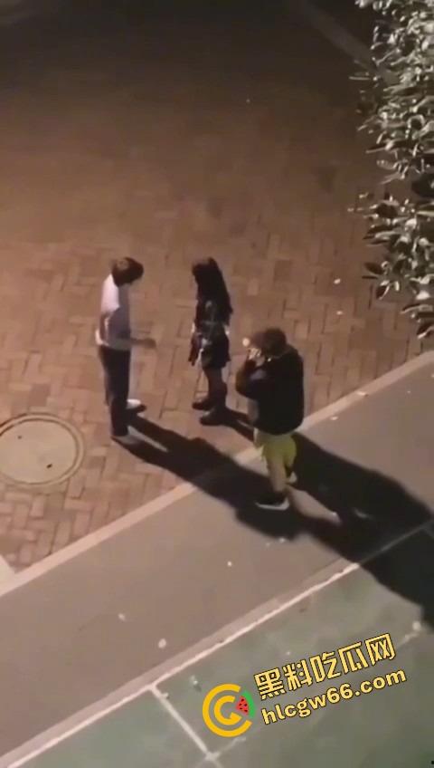 四川国际职业学院三舔狗为一个海后当街互殴，情敌互锤全员备胎，女主笑而不语继续约第4个！-3