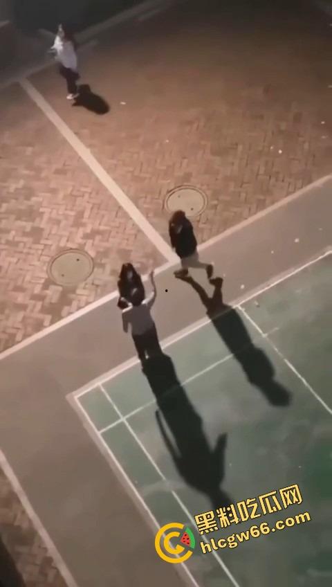 四川国际职业学院三舔狗为一个海后当街互殴，情敌互锤全员备胎，女主笑而不语继续约第4个！-4