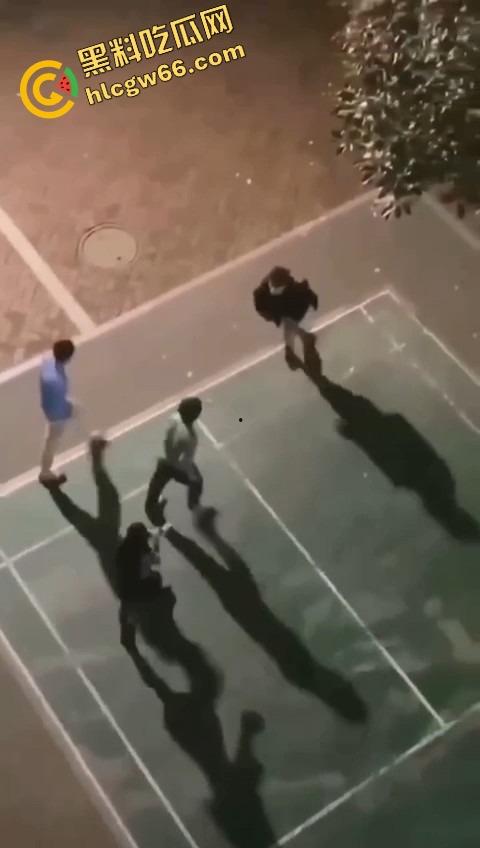 四川国际职业学院三舔狗为一个海后当街互殴，情敌互锤全员备胎，女主笑而不语继续约第4个！-5