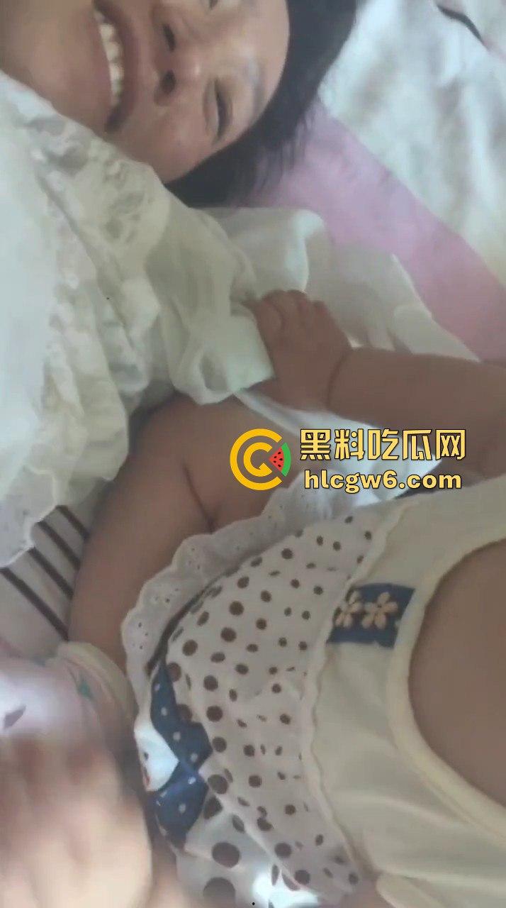 哺乳期经不起诱惑！偷情泄露湖南哺乳人妻抱着未懂事的孩子去约炮，真刺激。-7