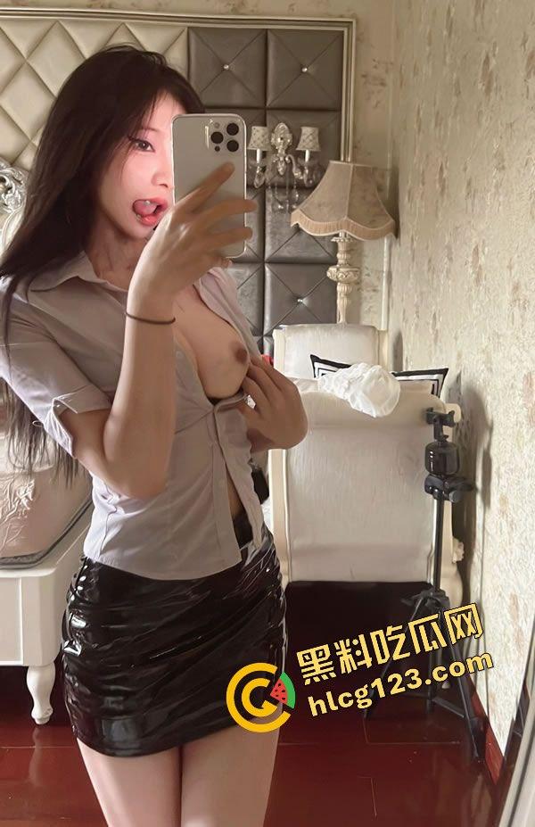 颜值爆表的小母狗被学长无情调教！跪着等吃大鸡巴，还被关在笼子里皮鞭猛抽蜜臀，欠收拾的纯种狐狸精！-2