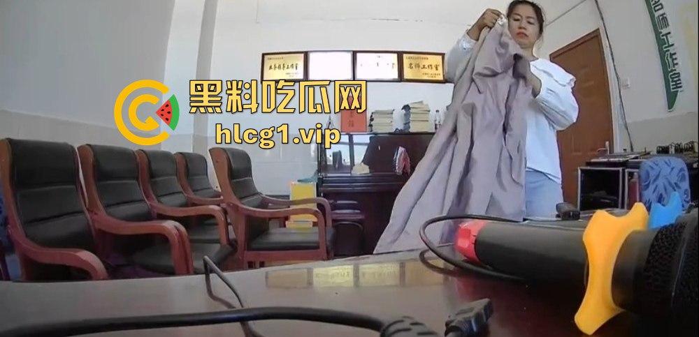 河南郑州三中教导主任竟在办公室‘办事做爱’！与老师讨论工作变干逼，摄像头全程记录！-3