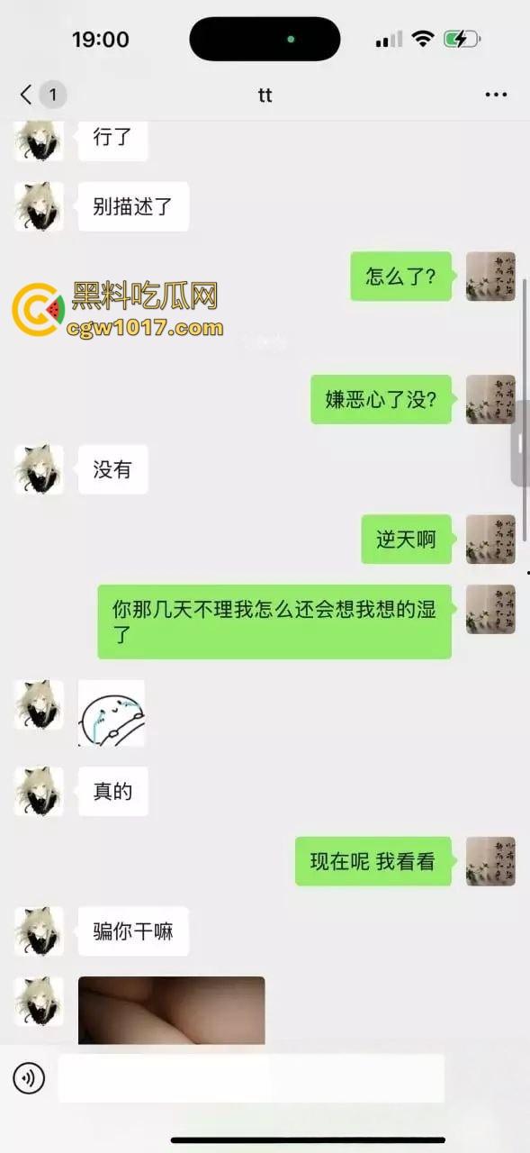 女大学生出轨撩骚有妇之夫，被人家老婆打上门，闷骚小三线下穿的朴素，线上反差发露奶露逼照勾引男人！-1