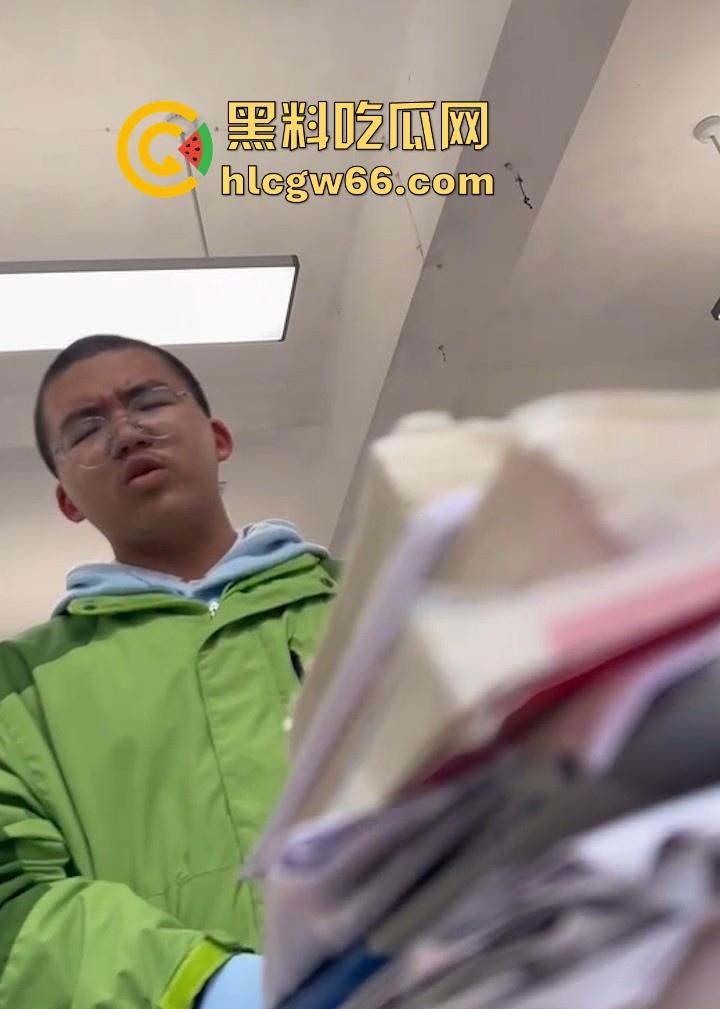 长汀一中高二逆天猥琐男 躲入女厕所隔间偷拍女生放尿 现场被抓视频曝光！-8